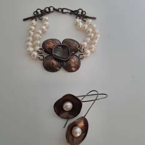 Komplet narukvica i naušnice.